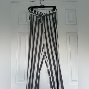 grey and white american eagle pants